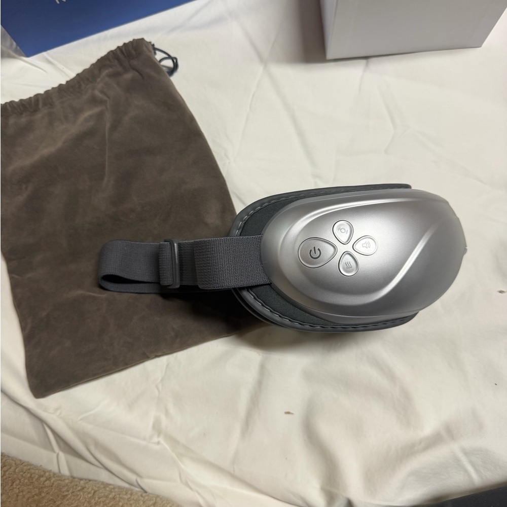 RENPHO Eyeis 2 Eye Massager in Silver - Picture 6 of 7